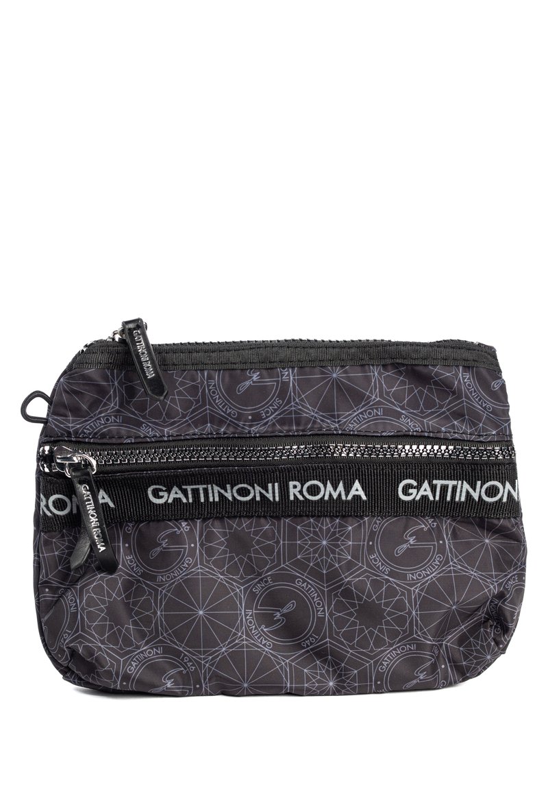 Bolsa de tela negra con cremallera que presenta un patrón geométrico. Incluye dos compartimentos con cremallera y una correa con la marca "GATTINONI ROMA."