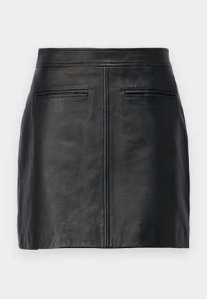 Black leather skirt featuring a fitted design, two back pockets, and a central seam down the back, emphasizing a smooth texture.