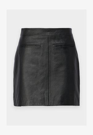 Juodas odinis sijonas, pasižymintis prigludusia forma, dviem užpakalinėmis kišenėmis ir centriniu siūlu gale, pabrėžiančiu lygią tekstūrą.