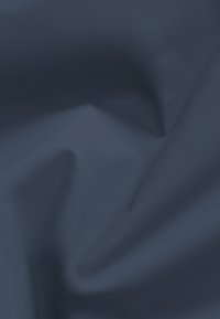 Tessuto blu navy con una texture liscia, caratterizzato da pieghe e grinze sottili, che mette in evidenza il suo design leggero e flessibile.