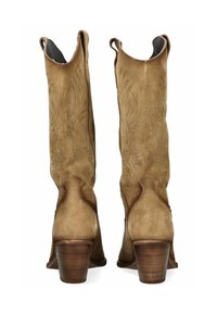 Stivali da cowboy in suede color crema con punta affusolata, alti con texture, dettagli di cucitura intricati e tacco in legno. Design elevato per la durata.