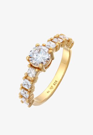 Inel de aur cu o piatră centrală rotundă, clară, flancată de pietre pătrate mai mici, având o bandă lucioasă și marcat 925 pe partea interioară.