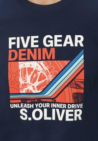 Marineblauwe katoenen t-shirt met een grafische print met rode en blauwe accenten. De tekst luidt "FIVE GEAR DENIM" en "UNLEASH YOUR INNER DRIVE S.OLIVER."