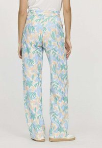 Pantalons légers et à motifs en tissu doux. Présentent une base bleue avec des motifs de feuilles vertes et pêche. Coupe décontractée avec un design à jambes droites.