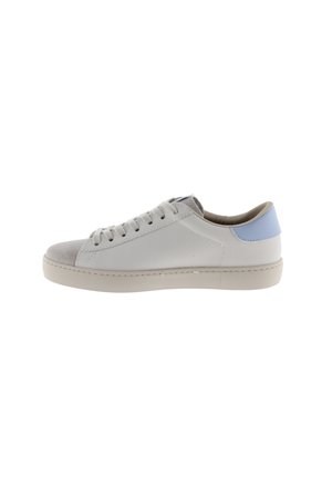 Baskets basses en cuir gris avec un accent bleu clair à l'arrière, un bout en daim, une semelle blanche et un design à lacets.