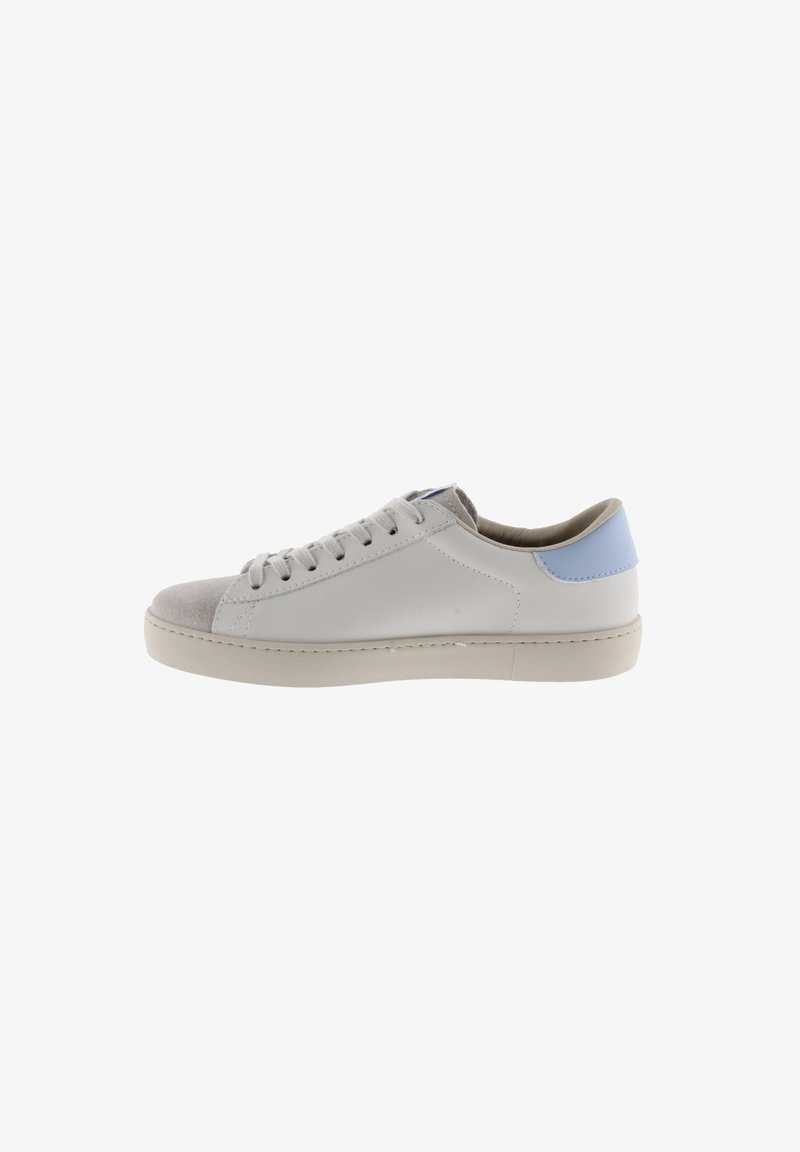 Baskets basses en cuir gris avec un accent bleu clair à l'arrière, un bout en daim, une semelle blanche et un design à lacets.
