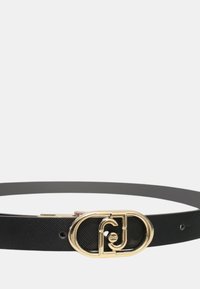 Cintura in pelle nera con una finitura testurizzata, dotata di una fibbia ovale color dorato con un design a doppia lettera. Regolabile con diversi fori.