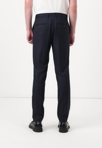 Marineblau gestreifte Hose aus gewebtem Stoff, mit zwei Gesäßtaschen mit Knopfverschluss und geradem Bein.