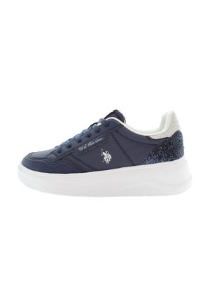 Granatowy sneaker z białą podeszwą, logo U.S. Polo Assn. z boku, błyszczący obcas i biały wyściełany kołnierz.