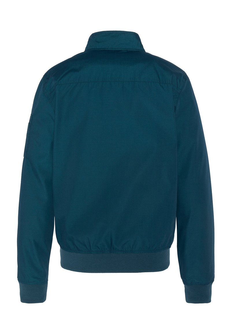 Veste bomber en vert foncé avec col, poignets et taille élastiques. Elle possède une poche sur le côté et un tissu lisse et texturé.