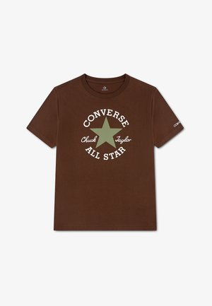 Bruine T-shirt met korte mouwen, groene ster en witte tekst 'Converse Chuck Taylor All Star' op de voorkant en klein logo op de mouw.