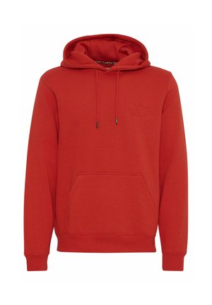 Rød hettegensere laget av tykt stoff, med en frontlomme, snor og en subtil preget logo på brystet.