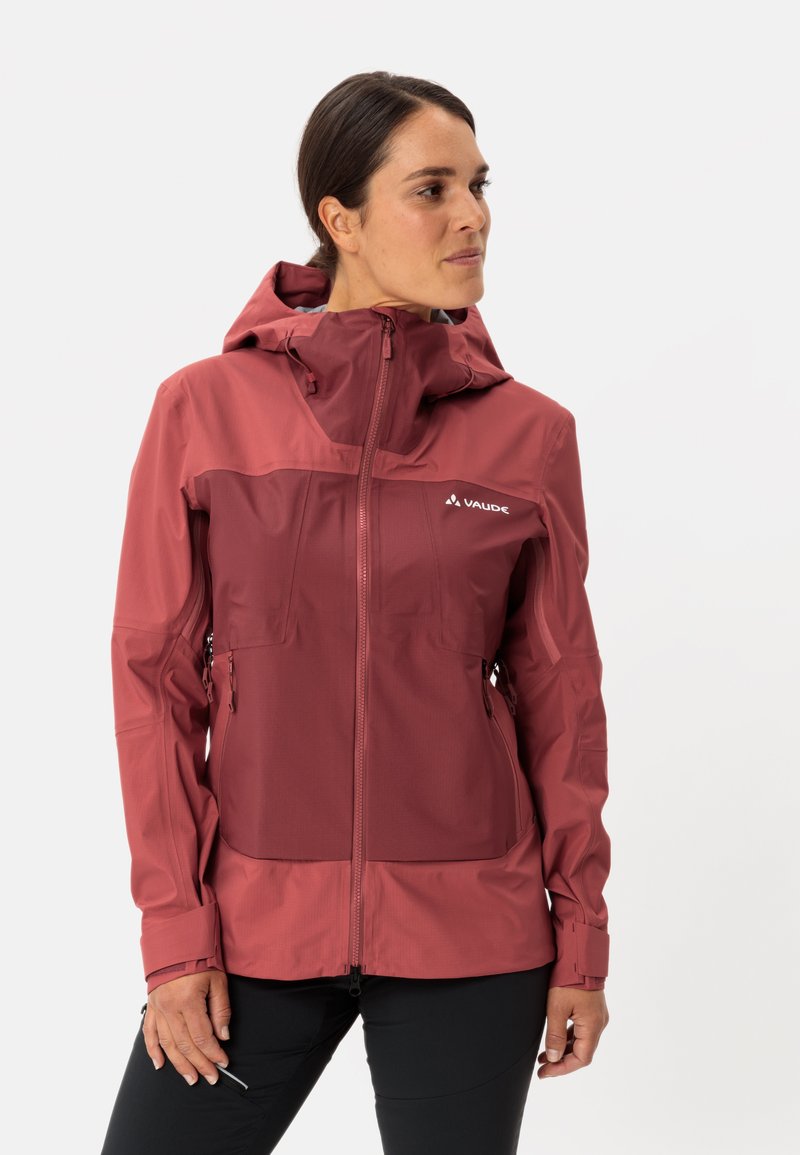 Giacca impermeabile rossa con una vestibilità aderente, cappuccio regolabile, tasche con zip e tessuto testurizzato. Logo esposto sul petto.