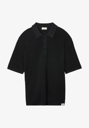Černé pletené polo s krátkými rukávy se čtyřmi knoflíky, žebrovaným límcem a manžetami a malou štítkovou značkou Calvin Klein na lemu.