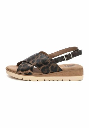 Sandalias de estampado de leopardo con tiras entrelazadas, cuero sintético marrón claro, un tacón bajo y una suela de goma texturizada de color claro.