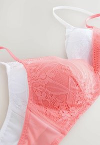 Sutien din dantelă cu cupe roz corai și model floral, având un panou din plasă albă. Bretelele ajustabile și designul fără cusături adaugă un plus de practicitate.
