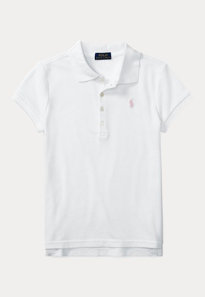 Polo blanc à manches courtes avec col et boutons, petit logo brodé sur la poitrine gauche et étiquette Polo Ralph Lauren bleu marine à l’intérieur du col.