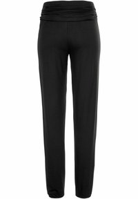 Zwarte broek met een brede, geplooide tailleband, gemaakt van zacht, rekbaar materiaal. Het ontwerp heeft rechte pijpen zonder zakken.
