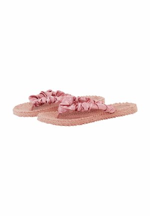Een paar roze gevlochten zolen slippers met geplooide satijnen bandjes tegen een witte achtergrond.