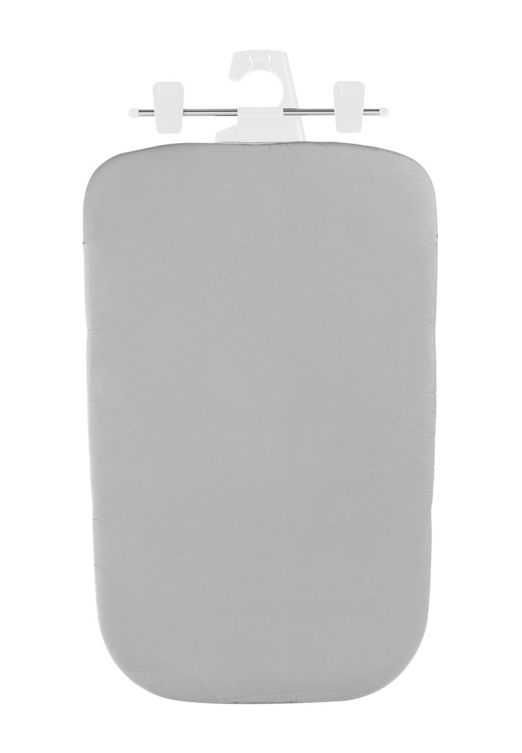 Grau gepolsterte Bügelbrettabdeckung mit abgerundeten Kanten, ausgestattet mit einem Aufhänger. Glatte Textur und gleichmäßiges Erscheinungsbild über die gesamte Fläche.