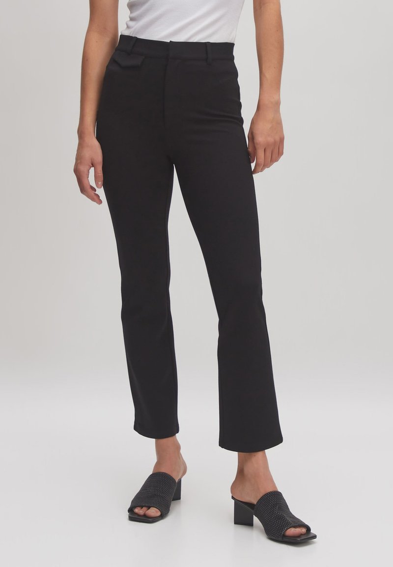 Schwarze maßgeschneiderte Hose mit weitem Bein, aus glattem Material und mittelhohem Bund. Mit einer dezenten Vorderasche akzentuiert.