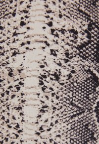 Tkanina w print zwierzęcy z czarno-beżowym wzorem węża, o teksturowanym wyglądzie i gładkim wykończeniu.