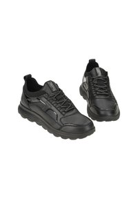 Scarpe sportive nere realizzate in pelle liscia con suola in gomma testurizzata. Le caratteristiche includono un colletto imbottito, un design con lacci e accenti riflettenti.