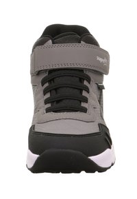 Grauer Sportschuh mit einer strukturierten Oberseite, schwarzen Schnürsenkeln, gepolstertem Kragen und Klettverschluss. Verfügt über eine schwarz-weiße Gummisohle.