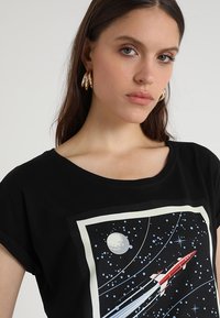 Women's T-shirt Mister Tee never on time | Sneak'In