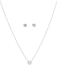Collar de cadena de plata con un colgante circular en el centro que lleva las letras "MK" y dos pendientes de studs redondos, ambos adornados con piedras transparentes.