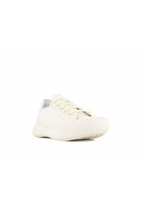Kerge, kreemikas valge sneaker tekstuuriga tallaga, siledast kangast volditud pealmise osaga ja vastupidavate paeltega. Küljel on minimaalne bränding.