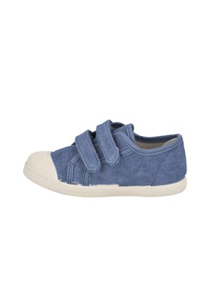 Zapato de niño en lona azul con puntera y suela de goma blanca, con dos tiras ajustables de velcro.