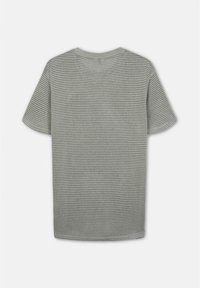 Maglione a maniche corte in maglia con strisce orizzontali grigie e nere, visto da dietro su uno sfondo chiaro.