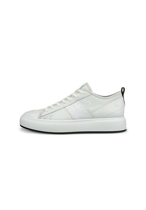 Sneakers bianchi in pelle con finitura texturizzata, caratterizzati da una punta rotonda, suola piatta e un accento nero sul tallone. Design minimalista con lacci.