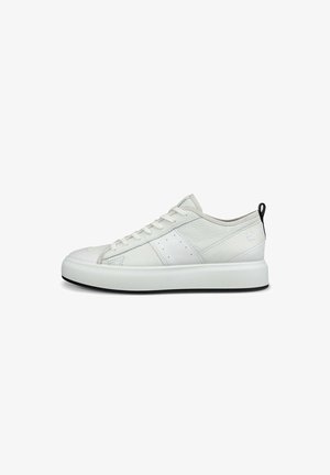 Baskets en cuir blanc avec une finition texturée, présentant un bout rond, une semelle plate et un accent noir au niveau du talon. Design minimaliste avec lacets.