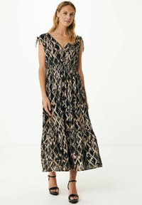 Maxikleid mit tiefem V-Ausschnitt, kurzen Ärmeln und verstellbaren Bindebändern. Es weist ein mehrfarbiges abstraktes Muster in Schwarz, Beige und Braun auf.
