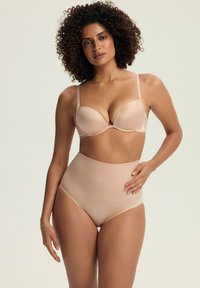 Beżowy biustonosz wyściełany, z regulowanymi ramiączkami, w zestawie z dopasowanymi majtkami z wysokim stanem. Gładka tekstura, bezszwowy design i neutralna paleta kolorów.