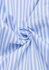 Tessuto a strisce verticali blu chiaro e bianche attorcigliato in un motivo di piega sciolto e vorticoso.