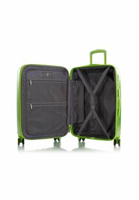 Valigia rigida verde con chiusura a zip. L'interno presenta una fodera grigia, due tasche con zip e cinghie regolabili per fissare gli oggetti.