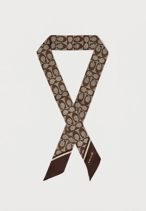 Hnedý hodvábny šál s geometrickým vzorom, na jednom konci s svetlejším hnedým logom a sopevným tmavohnedým koncom.