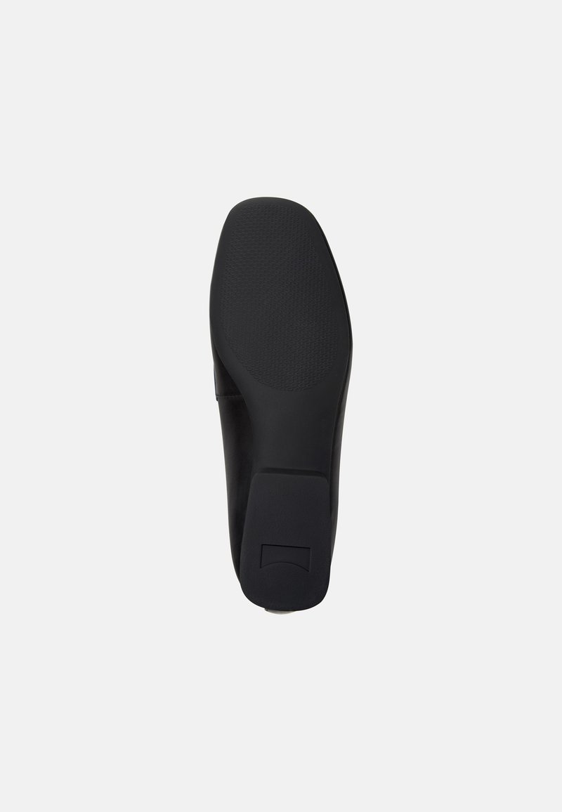 Zwarte schoenen zool met een gladde textuur en een lichte grip patroon. Heeft een ronde neus en een lage blokhak. Minimalistisch ontwerp.