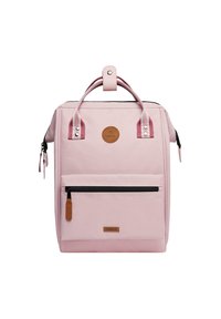 Zaino in tela rosa con cerniera nera, dettagli in pelle e doppi manici superiori. Presenta una tasca frontale con cerniera e un dettaglio con logo circolare.