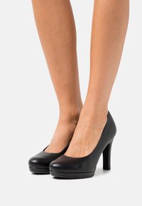 Tamaris Plateaupumps - black