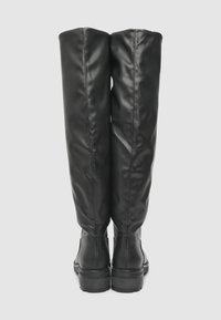 Stivali neri al ginocchio con una finitura in pelle liscia, punta tonda e suole in gomma robuste. Presentano un design elegante e minimalista, senza hardware visibile.