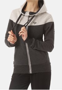 Sudadera con capucha y cremallera en negro y gris claro, con un logo de corazón, bolsillos frontales y cordones ajustables. Tejido suave con puños acanalados.