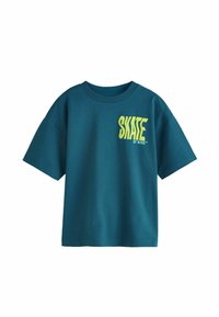 T-shirt en coton teal à manches courtes. Présente un graphique jaune audacieux "SKATE OF MIND" à l'avant. Encolure ronde et coupe décontractée.