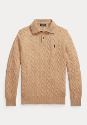Pull en maille torsadée beige avec un col, présentant une patte de boutonnage à trois boutons et un petit logo bleu marine sur la poitrine à gauche. Mélange de laine douce.