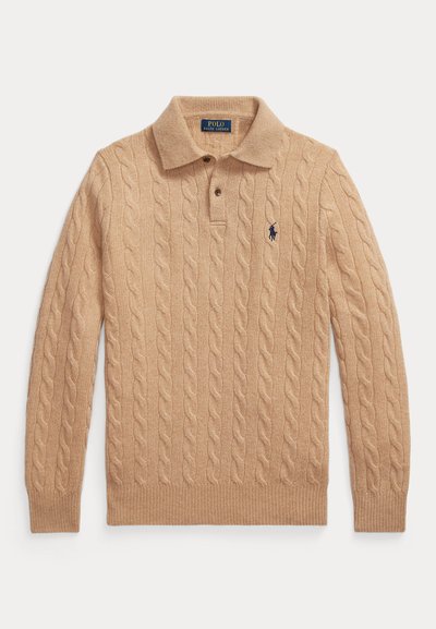 Pull en maille torsadée beige avec un col, présentant une patte de boutonnage à trois boutons et un petit logo bleu marine sur la poitrine à gauche. Mélange de laine douce.