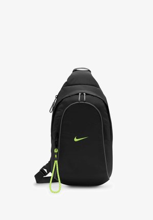 Črn Nike nahrbtnik z aerodinamičnim dizajnom, zelenim logotipom, teksturirano površino in nastavljivim naramnicami, z zadrgo in dodatkom za ročaj.