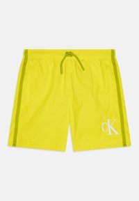 Shorts de bain jaune vif avec une ceinture élastique et un cordon de serrage. Finitions avec des rayures latérales vertes et un logo brodé blanc.